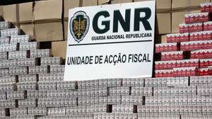 Quase dois milhões de cigarros de contrabando apreendidos pela Unidade de Ação Fiscal da GNR em Montalegre (Vila Real), numa operação que envolveu buscas a um local de apoio a uma organização criminosa, nas instalações do Destacamento de Ação Fiscal de Coimbra, 20 de maio de 2019. PAULO NOVAIS/LUSA