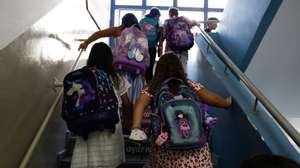 epa10179449 Students of a primary school walk towards their clas room during the first day of the new school year, in Piraeus, Greece, 12 September 2022. Schools in Greece reopen on 12 September for the start of a new academic year, with roughly 1.34 million school children of all ages attending. The measures against Covid-19 will be greatly relaxed, with the use of masks made optional, while pupils that show symptoms are required to remain home.  EPA/YANNIS KOLESIDIS