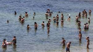 Banhistas tomam banho na Praia de São Pedro do Estoril, Cascais, 24 de junho de 2023. Segundo o Instituto do Mar e da Atmosfera (IPMA), as temperaturas poderão chegar aos 40 graus em várias zonas do país até à próxima quinta-feira, dia 29 de junho. JOSÉ SENA GOULÃO/LUSA