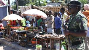 Militares vigiam feira no centro de Mocímboa da Praia, Cabo Delgado, norte de Moçambique, 26 de junho de 2023. Há residentes de etnia maconde que já rumaram a Mueda, no planalto de Cabo Delgado, “para plantar milho”, mas o que os muânis como Assumane sabem fazer é plantar arroz nos campos de Auasse, ali perto de Mocímboa de Praia. (acompanha texto de 26 de junho de 2023). LUÍS FONSECA/LUSA