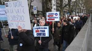 Trabalhadores participam na greve de 24 horas das redações do Jornal de Notícias, TSF, O Jogo e Diário de Notícias, detidas pelo Global Media Group (GMG), convocada pelo Sindicato dos Jornalistas, Porto, 10 de janeiro de 2024. Os trabalhadores do GMG "exigem o pagamento imediato das retribuições em falta, do subsídio de Natal e a remuneração devida aos prestadores de serviço, vulgo “recibos verdes”; exigem que a Comissão Executiva ponha termo imediato a qualquer processo que determine a cessação de contratos de trabalho; exigem que a administração coloque o seu foco no investimento e na melhoria das condições de trabalho de forma a projetar o crescimento do grupo e a propiciar condições para uma efetiva liberdade de informação de todos os cidadãos". FERNANDO VELUDO/LUSA