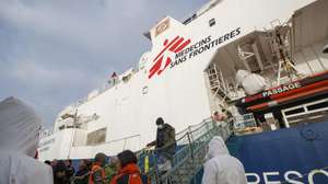 epa11054768 Migrants disembark from the Geo Barents rescue ship, operated by Doctors Without Borders (Medecins Sans Frontieres or MSF), after it docked in the port of Ravenna, Emilia-Romagna region, northern Italy, 03 January 2024. The 336 migrants, including 34 minors, 27 of whom are unaccompanied, disembarked in Ravenna in the morning, the highest number ever recorded in Emilia-Romagna.  EPA/FABRIZIO ZANI