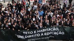 Estudantes protestam durante a manifestação nacional em Lisboa, 21 de março de 2024. Movimentos Associativos e Federativos Estudantis Nacionais promovem uma marcha de protesto contra a inflação imobiliária que condiciona a habitação estudantil, e contra o incumprimento do Plano Nacional para o Alojamento no Ensino Superior (PNAES), exigindo à tutela uma resposta perante uma das condicionantes no acesso ao Ensino Superior. ANTÓNIO COTRIM/LUSA