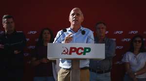 O secretário-geral do Partido Comunista Português (PCP), Paulo Raimundo, discursa durante um comício em Almada, 15 de Junho de 2024. RODRIGO ANTUNES/LUSA