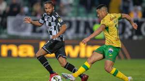 O jogador FC Paços de Ferreira Juan Delgado (D) disputa a bola com o jogador do Boavista FC Reggie Cannon (E), durante o jogo da Primeira Liga de futebol entre o FC Paços de Ferreira vs Boavista FC, disputado no Estádio Capital do Móvel, em Paços de Ferreira, 26 de fevereiro de 2023. RUI MANUEL FARINHA/LUSA