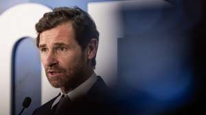 André Villas-Boas responde a questões colocadas por jornalistas durante uma conferência de imprensa após ter sido empossado como presidente do FC Porto numa cerimónia no estádio do Dragão, Porto, 7 de maio de 2025. JOSÉ COELHO/LUSA