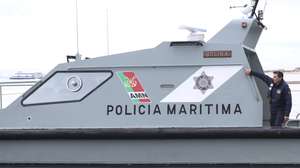 Uma embarcação da Polícia Marítima percorre o Rio Tejo, Lisboa  28 de novembro de 2023. ANTÓNIO COTRIM/LUSA