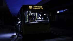 Um passageiro apanha um autocarro no Campo Grande às escuras devido ao apagão que afeta Portugal de Norte a Sul e outros países europeus, em Lisboa, 28 de abril de 2025. O Governo criou um grupo de trabalho para acompanhar o apagão que afeta Portugal de Norte a Sul e outros países europeus e aponta que o problema “terá tido origem” fora de Portugal. ANTÓNIO PEDRO SANTOS/LUSA