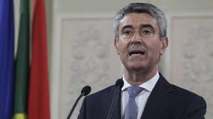 epa12203621 The new secretary-general of the Socialist Party (PS), Jose Luis Carneiro, delivers his victory speech at the PS elections at the party's headquarters in Lisbon, Portugal, 28 June 2025.  EPA/MIGUEL A. LOPES