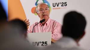 O candidato à Presidência da República, Luís Marques Mendes, discursa durante um jantar-conferência na Universidade de Verão do PSD, que decorre até ao próximo domingo numa unidade hoteleira de Castelo de Vide, 28 de agosto de 2025. NUNO VEIGA/LUSA