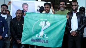 Venâncio Mondlane (C) no aeroporto de Maputo festeja com apoiantes a formalização do partido, Maputo, 18 de agosto de 2025. O seu partido a Aliança Nacional para um Moçambique Livre e Autónomo (ANAMOLA) foi autorizado na semana passada pelo Governo moçambicano. LUISA NHANTUMBO/LUSA