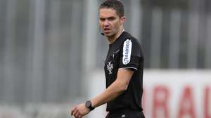 O árbitro, Hélder Malheiro, durante o jogo da Primeira Liga de Futebol entre o Nacional e o Estrela da Amadora, realizado no Estádio da Choupana, no Funchal, ilha da Madeira, 06 de abril de 2025. HOMEM DE GOUVEIA/LUSA