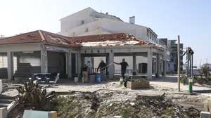 A maior parte dos estabelecimentos comerciais destruídos pelo vento causado pela depressão Kristin continuam encerrados, um mês depois da passagem da tempestade, na Praia da Vieira de Leiria, Marinha Grande, 26 de fevereiro de 2026. (ACOMPANHA TEXTO DA LUSA DE 27-02-2026) PAULO NOVAIS/LUSA