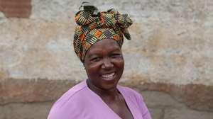 Palmira Fabião, vendedora de 'badjias' (pastel de feijão), na praça da Juventude, em Maputo, Moçambique, 26 de abril de 2023. Nas manhãs de Maputo, as bancas improvisadas de venda de “pão e badjias” são comuns tanto nos subúrbios como na cidade, negócios de mulheres sem rendimentos que procuram sustento na economia informal, da qual vive a maior parte dos moçambicanos. (ACOMPANHA TEXTO DA LUSA DO DIA 29 DE ABRIL DE 2023). LUÍSA NHANTUMBO/LUSA