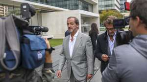 O antigo administrador do Banco Privado Português (BPP), Salvador Fezas Vital (C), acompanhado pelos seus advogados, à saída do Campus de Justiça após a leitura da sentença do julgamento do processo relacionado com o veículo criado no universo BPP para investir especificamente em ações do Banco Comercial Português (BCP), pelo qual foi condenado a três anos e seis meses de prisão, mas a pena será suspensa se pagar 15 mil euros à Associação Cais, em Lisboa, 15 de outubro de 2018. JOSÉ SENA GOULÃO / LUSA