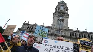 Trabalhadores participam na greve de 24 horas das redações do Jornal de Notícias, TSF, O Jogo e Diário de Notícias, detidas pelo Global Media Group (GMG), convocada pelo Sindicato dos Jornalistas, Porto, 10 de janeiro de 2024. Os trabalhadores do GMG "exigem o pagamento imediato das retribuições em falta, do subsídio de Natal e a remuneração devida aos prestadores de serviço, vulgo “recibos verdes”; exigem que a Comissão Executiva ponha termo imediato a qualquer processo que determine a cessação de contratos de trabalho; exigem que a administração coloque o seu foco no investimento e na melhoria das condições de trabalho de forma a projetar o crescimento do grupo e a propiciar condições para uma efetiva liberdade de informação de todos os cidadãos". FERNANDO VELUDO/LUSA