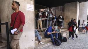 Manifestantes junto à da sede da AIMA - Agência para a Integração Migrações e Asilo em Lisboa na manifestação "Defenda os seus direitos". Ação de protesto convocada pela comunidade do Bangladesh em Portugal, contra os atrasos na renovação ou emissão do primeiro cartão de residência pelo Instituto dos Registos e do Notariado (IRN) 18 de abril de 2024.  MIGUEL A. LOPES/LUSA