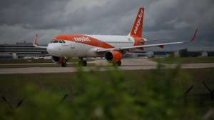 epa13011882 An EasyJet flight taxis on the runway at Manchester Airport in Manchester, Britain, 02 June 2026. Jet fuel prices have risen sharply on international markets since the beginning of the conflict in the Middle East, with EasyJet reporting that its kerosene bill rose by 25 million pounds (28.9 million euros) in March.  EPA/ADAM VAUGHAN