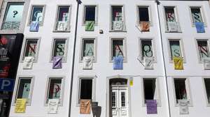 A Casa Fernando Pessoa, em Lisboa, convidou os vizinhos de Campo de Ourique a estender à janela panos com frases de poetas portugueses neste domingo, Dia Mundial da Poesia, numa iniciativa denominada “poesia estendida”, Lisboa,  21 de março de 2021. Na fachada da Casa Fernando Pessoa estarão também os versos que compõem a iniciativa “poesia estendida”, igualmente disponibilizados no ‘site’ da instituição com ligação para a transcrição do poema completo. ANTÓNIO COTRIM/LUSA