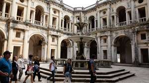 Turista visitam o Convento de Cristo, onde as cenas da produção internacional realizada por Terry Gilliam foram explicadas previamente num dossiê submetido à apreciação da DGPC, não tendo havido “nada a obstar”, Tomar,  8 de junho de 2017. Um técnico do Convento de Cristo, em Tomar, assegura que as filmagens de “O Homem que Matou D. Quixote” obedeceram a “níveis de segurança absolutos” e que os alegados danos se resumiram a “pequenos destacamentos de pedras”. (ACOMPANHA TEXTO DO DIA 10 DE JUNHO DE 2017). PAULO CUNHA/LUSA