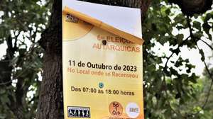 Cartaz posto numa árvore com informações sobre o processo de votação para sextas eleições em Maputo, Moçambique, 11 de outubro de 2023. Mais de 8,7 milhões de eleitores moçambicanos votam hoje nas sextas eleições autárquicas do país, em 65 municípios, dos quais 12 são novas autarquias. LUÍSA NHANTUMBO/LUSA