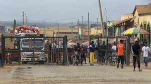 Entre Angola e a República Democrática do Congo, o posto fronteiriço de Luvo localiza-se a 45 quilómetros da capital da província do Zaire, Mbanza Congo, mas é necessária quase uma hora para lá chegar devido ao mau estado da via com troços esburacados e de terra batida; Mbanza Congo, Angola, 29 de agosto de 2024. Por ali seguem, vergados sob o peso da mercadoria mal acondicionada, camiões cansados e em mau estado, alguns sem matricula, que transportam bens e pessoas, tal como os kumpapatas (motociclo) de três rodas que seguem em direção à fronteira na esperança de fazer algum negócio. (ACOMPANHA TEXTO DE 08-09-2024)  AMPE ROGÉRIO/LUSA