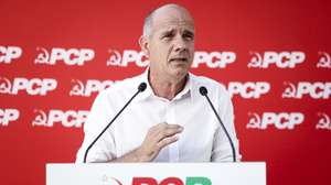 O secretário-geral do Partido Comunista Português (PCP), Paulo Raimundo, intervém na tribuna pública "45 anos pelo direito à Saúde. Defender, reforçar e valorizar o SNS!”, junto ao Centro de Saúde da Amadora, 15 de setembro de 2024. FILIPE AMORIM/LUSA