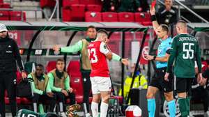 epa10902770 Mayckel Lahdo (C) of AZ Alkmaar receives a red card from referee Nenad Minakovic (2-R) during the UEFA Europa Conference League group stage match between AZ Alkmaar and Legia Warschau in Alkmaar, Netherlands, 05 October 2023.  EPA/Ed van de Pol