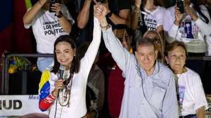 epa11679440 (FILE) - Venezuelan opposition leader Maria Corina Machado (L) and Venezuelan presidential candidate Edmundo Gonzalez Urrutia (R) greet supporters at Gonzalez Urrutia's campaign rally in Caracas, Venezuela, 25 July 2024 (re-issued 24 October 2024). The European Parliament’s President Roberta Metsola on 24 October 2024 announced Maria Corina Machado and Edmundo Gonzalez Urrutia the winners of the 2024 Sakharov Prize for Freedom of Thought, following the meeting of the Conference of Presidents which took the decision.  EPA/ROONALD PENA R