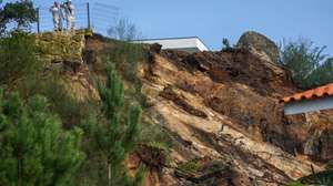 Técnicos da Proteção Civil e dos bombeiros inspecionam o local onde ocorreu um deslizamento de uma vertente que atingiu uma habitação familiar e fez duas vítimas mortais esta madrugada em Palmeira de Faro, concelho de Esposende, 23 de novembro de 2022. Em declarações à Lusa, o 2.º comandante distrital de Operações e Socorro de Braga, Rui Costa, adiantou que a remoção dos cadáveres está agora apenas dependente da autorização do delegado de Saúde e da Polícia Judiciária (PJ). HUGO DELGADO/LUSA