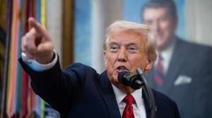 epa12459023 US President Donald Trump makes an announcement on in vitro fertilization (IVF) and fertility drugs becoming more accessible and affordable, in the Oval Office of the White House in Washington, DC, USA, 16 October 2025.  EPA/FRANCIS CHUNG / POOL