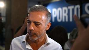 O candidato da coligação PSD/IL/CDS à Câmara Municipal do Porto, Pedro Duarte, à chegada à sede de campanha para acompanhar a noite eleitoral das eleições Autárquicas 2025, no Porto, 12 de outubro de 2025. Decorrem este domingo as eleições autárquicas em Portugal onde mais de 9,3 milhões de eleitores podem votar. Os eleitores vão escolher os órgãos dirigentes das 308 Câmaras Municipais, 308 Assembleias Municipais e 3.221 Assembleias de Freguesia, pelo que há três boletins de voto. FERNANDO VELUDO/LUSA