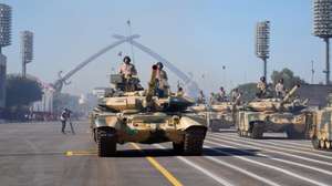epa11061038 Iraqi soldiers aboard tanks take part in a parade marking the Iraqi Army's 103 anniversary in Baghdad's fortified Green Zone, Iraq, 06 January 2024.  EPA/HADI MIZBAN / POOL