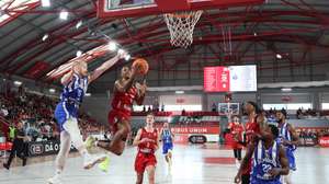 O jogador do SL Benfica, Betinho Gomes (2-E), disputa a bola com o Jogador do FC Porto, Tanner Omild (E), durante o jogo da 4.ª jornada da Liga de Basquetebol, entre as equipas do SL Benfica vs FC Porto, disputado no Pavilhão da Luz, em Lisboa, 02 de novembro de 2024. ANTÓNIO COTRIM/LUSA