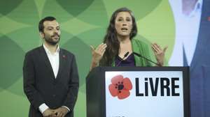 A co-porta-voz do Livre, Isabel Mendes Lopes (D), ladeada pelo outro co-porta-voz do partido, Jorge Pinto (E), intervém durante durante o segundo dia do 17º Congresso do Livre, em Sintra, 12 de julho de 2026. ANTÓNIO PEDRO SANTOS/LUSA