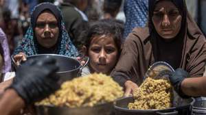 epa13027922 Displaced Palestinians hold metal pots and pans as they gather to receive hot meals from a charity kitchen in northern Gaza City, 10 June 2026. The food distribution came amid severe shortages of basic aid supplies across the enclave. UN agencies reported that despite a nominal ceasefire, the entry of critical aid into Gaza remains heavily constrained.  EPA/MOHAMMED SABER
