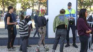 Manifestantes detidos pelas forças policiais na madrugada de domingo durante as ações de contestação pelo direito à habitação, à chegada para serem ouvidos no Campus da Justiça, em Lisboa, 26 de outubro de 2026. ANTÓNIO PEDRO SANTOS/LUSA
