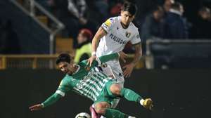 O jogador do Famalicão, Colombatto (D), disputa a bola com o jogador do Rio Ave, Graça (E), durante o jogo da 17ª jornada da I Liga de futebol realizado no Estádio Municipal de Famalicão, 22 de janeiro de 2023. MANUEL FERNANDO ARAÚJO/LUSA