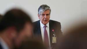 Luís Máximo dos Santos, presidente do Fundo de Resolução, durante a audição na Comissão Eventual de Inquérito Parlamentar às perdas registadas pelo Novo Banco e imputadas ao Fundo de Resolução, na Assembleia da República, em Lisboa, 18 de maio de 2021. MANUEL DE ALMEIDA / LUSA