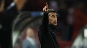 epa11614376 Benfica&#039;s head coach Bruno Lage reacts during the UEFA Champions League match between Crvena Zvezda and Benfica in Belgrade, Serbia, 19 September 2024.  EPA/ANDREJ CUKIC