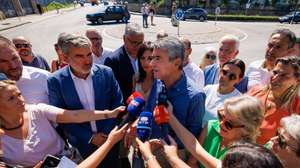 O secretário-geral do Partido Socialista (PS), José Luís Carneiro (C), fala aos jornalistas, durante um passeio por Chaves, inserido na rota Estrada Nacional 2 (EN2), entre Chaves e Faro, “Pela Coesão e Valorização do Território”, para "ouvir e dar voz a Portugal", entre os dias 25 e 29 de agosto, em Chaves, 25 de agosto de 2025. PEDRO SARMENTO COSTA/LUSA