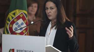 A ministra da Justiça, Rita Alarcão Júdice, discursa na tomada de posse do presidente da Comissão de Proteção às Vítimas de Crimes, Carlos Farinha (ausente da fotografia), no Ministério da Justiça, em Lisboa, 07 de janeiro de 2026. MANUEL DE ALMEIDA/LUSA