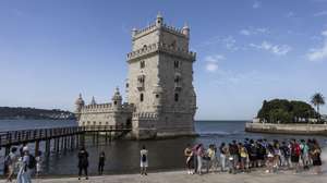 Turistas passeiam junto à Torre de Belém, monumento que reabre no dia 27 de maio após uma intervenção de conservação e restauro realizada no âmbito do Programa de Recuperação e Resiliência (PRR) e terá uma limitação de 900 visitantes por dia, em Lisboa, 26 de maio de 2026. JOSÉ SENA GOULÃO/LUSA
