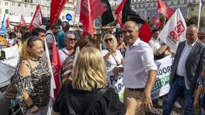 O secretário-geral do Partido Comunista Português (PCP), Paulo Raimundo, cumprimenta trabalhadores no início de uma manifestação de trabalhadores das carreiras gerais da Administração Pública que decorreu entre a Praça da Figueira e o Ministério das Finanças, em Lisboa, 02 de outubro de 2026. JOSÉ SENA GOULÃO/LUSA