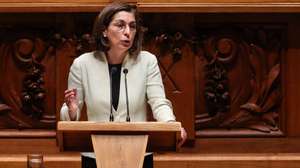 A líder parlamentar do PS, Ana Catarina Mendes, intervém durante o debate parlamentar que tem como tema principal o teletrabalho, na Assembleia da República, em Lisboa, 5 de maio de 2021. MÁRIO CRUZ/LUSA