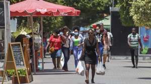 Populares nas compras, tentam lidar com aumento dos preços dos produtos, na cidade da Praia, Cabo Verde, 12 de abril de 2022. Do milho ao azeite, do óleo ao arroz, passando pelos combustíveis, pão, açúcar, farinha, carnes, são alguns dos produtos cujas subidas de preços os cabo-verdianos consideram exageradas e pedem intervenção do Governo e das autoridades reguladoras. (ACOMPANHA TEXTO DA LUSA DO DIA 18 DE ABRIL DE 2022). ELTON MONTEIRO/LUSA