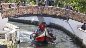 Passeios de barcos moliceiros com turistas na Ria de Aveiro, em Aveiro, 15 de abril de 2023. PAULO NOVAIS/LUSA