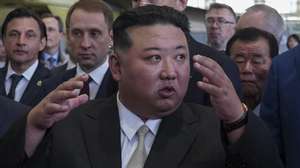 epa10861665 A handout photo made available by the Government of Khabarovsk region press-service shows North Korean leader Kim Jong Un (C) visits a Russian aircraft plant that builds fighter jets in Komsomolsk-on-Amur, about 6,300 kilometers east of Moscow, Russia, 15 September 2023.  EPA/GOVERNMENT OF KHABAROVSK REGION/HANDOUT HANDOUT MANDATORY CREDIT HANDOUT EDITORIAL USE ONLY/NO SALES