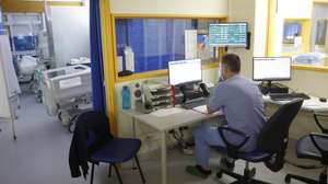 Profissional de saúde no serviço de urgência do Hospital de Abrantes, Centro Hospitalar Médio Tejo (CHMT), em Abrantes, 28 de dezembro de 2023. ANTÓNIO PEDRO SANTOS/LUSA