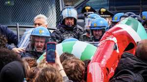 epa11288314 Police officers scuffle with protesters during a demonstration by students against the G7 foreign ministers' meeting and in solidarity with the Palestinian people, in Naples, Italy, 19 April 2024. The Italian resort island of Capri hosted three days of G7 foreign ministers' meetings, from 17 to 19 April, to discuss support for Ukraine and addressing the crisis in the Middle East, among other topics.  EPA/CESARE ABBATE